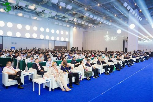 　　海南省委常委、三亚市委书记王祺扬、联合国粮食及农业组织驻华代表卡洛斯、联合国世界粮食计划署（WFP）驻华代表赵兵、中国农业科学院原院长、中国农业国际合作促进会名誉会长翟虎渠出席开幕式并致辞，国际农业研究磋商组织总干事伊斯玛罕·埃洛阿菲，联合国教科文组织驻东亚代表处夏泽翰视频致辞。