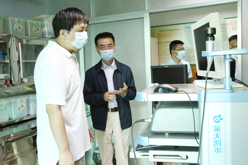 专家组一行在支气管镜室实地调研