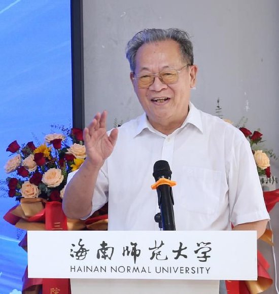 李公羽在海南师范大学主办的《南海人文研究》集刊首发式介绍《苏东坡海南年谱》的特点与意义
