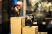 图为上海表复兴系列九曲映月腕表