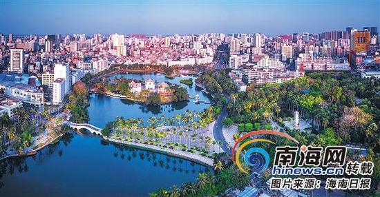 改造后的海口东西湖与三角池片区，风景如画。本报记者李幸璜摄