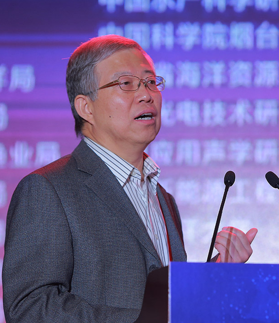 　　中国工程院院士、国家卫星海洋应用中心主任蒋兴伟发表主旨演讲《大洋渔业卫星应用技术研究及其产业化服务》。
