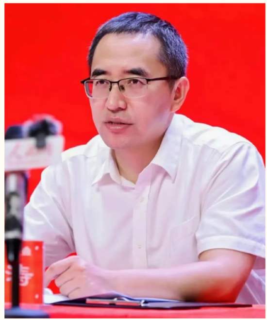 (试验区管理局党委委员、副局长、新闻发言人,科教集团党委书记、董事长邹文涛)