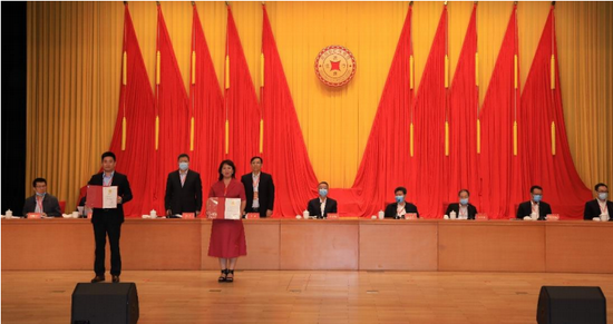 　　省商业总会领导李斌、韩非为新任常务理事单位：海南壹方财税管理集团有限公司、海口市亿嘉智能养老服务中心颁发《任职证书》（合影）。