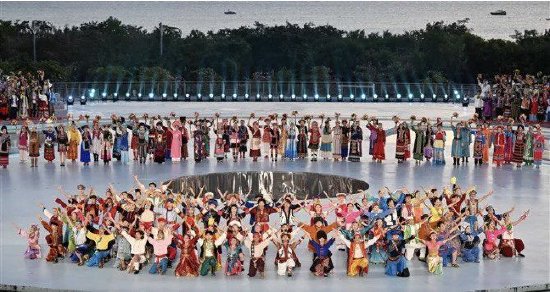 11月26 日，第十二届全国少数民族传统体育运动会民族大联欢活动举行联欢晚会。新华社记者 郭程 摄