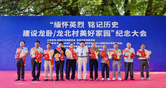 原海南省人大常委会副主任符兴为烈士后代后人颁发纪念证书