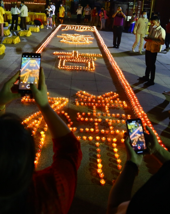 人们在在三亚南山寺点亮蜡灯祈福当晚9时许,在撞钟祈福迎新仪式前