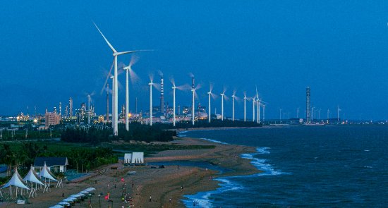 夜幕下的东方风力发电绿色电力通过大电网进入千家万户。吴清炳 摄