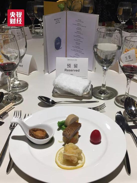 在晚宴开始前,马云和与会者分享经验,共话未来。