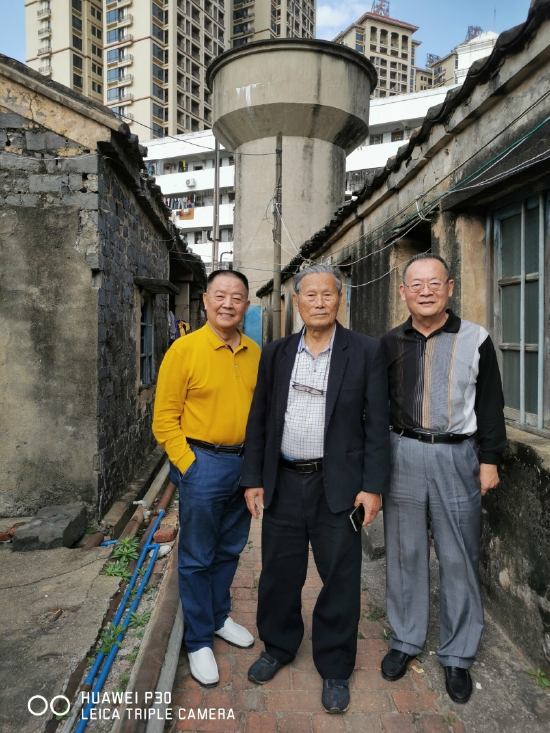姜维民、李公羽、陈德新在民宅错乱、物人皆非的通潮阁旧址留影