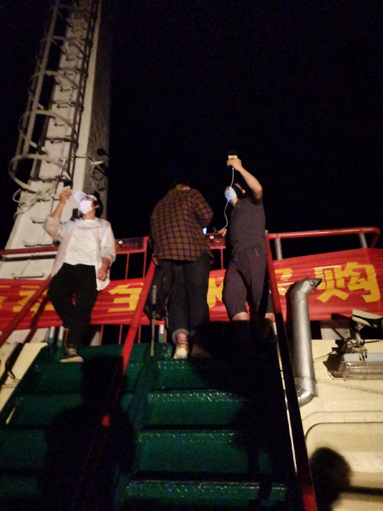 深夜依旧忙碌穿梭在甲板上进行测试