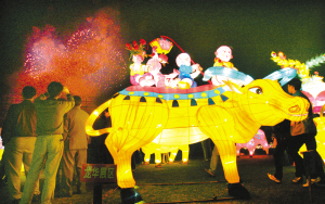  1月22日晚，在海口市万绿园，“华灯璀璨耀椰城”大型灯展吸引了无数市民、游客前来欣赏游玩。 本报记者 张杰 摄