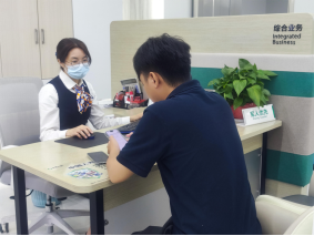  图：工作人员为客户提供便捷专业服务