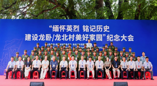 特邀嘉宾与对越自卫还击作战老兵合影