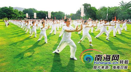 宜居宝地| 4月15日，来自全国各地的千余名太极拳爱好者在三亚南山景区表演太极拳，展示全民健身风采。本报记者武威特约记者陈文武摄