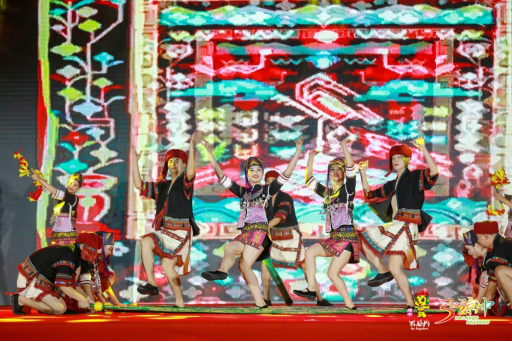 （图：热情洋溢的动感竹竿舞表演）