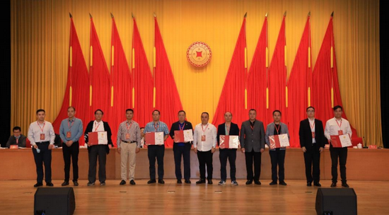 　　省商业总会领导李诗源、杨传洪、李蓦、刘镇文、申智勇、谭勇为新任理事单位：海南利华友通信有限公司、三亚明日大酒店有限公司、海南研翔生态科技有限公司、海南和荣工程技术有限公司、海口源鹿淀粉有限公司、海口田福人力资源有限公司颁发《任职证书》。（合影）