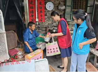  图：中国人寿佛山分公司服务专员介绍防跌倒包物资使用方法
