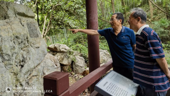 　　杭州市苏东坡研究专委会副会长俞国海先生陪同李公羽等参观调研。图为俞国海（左）在杭州三台山路景区向李公羽介绍当年苏轼一行四人过麦岭题名的石刻遗迹。