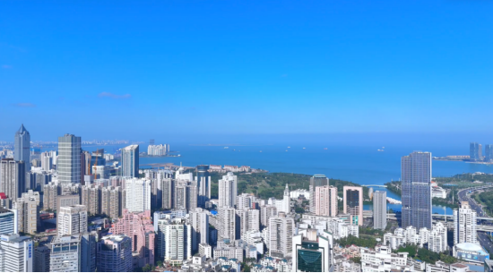 建行海南省分行深耕“五篇大文章”，赋能海南自贸港建设。图为海口城市秀美风光。