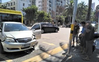 小轿车撞上红绿灯杆 记者李兴民摄