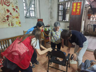 图：中国人寿佛山分公司服务专员讲解适老化设备使用方法