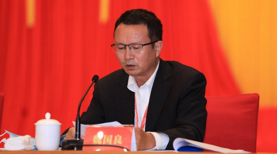 　　常务副会长海南核电有限公司董事长魏国良宣读《关于领导成员单位任职审批规范》《关于成立省商业总会椰子产业发展委员会的决定》。