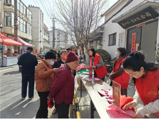 图：工作人员向老人宣传“安康关爱行动”