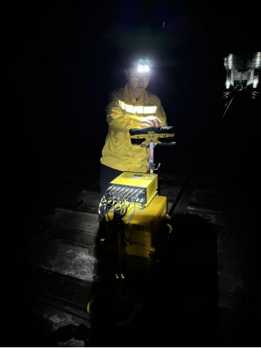 （图为宋明在夜间进行探伤作业）