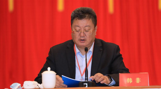 常务副会长中国石油海南销售有限公司董事长韩非宣读《海南省商业自律公约》（修正案）。