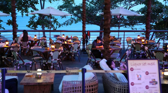 5月17日傍晚，游客们在三亚大东海旁享受清凉夜晚。张茂 摄
