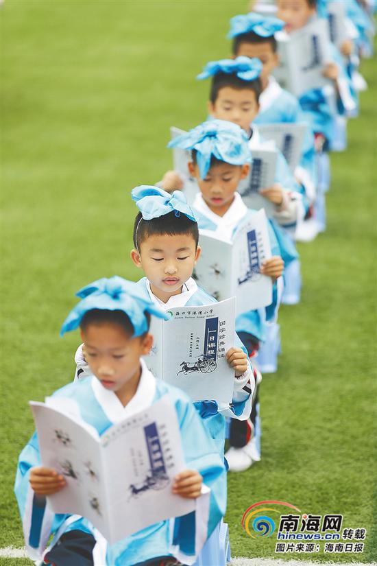 海口市港湾小学600名学生一起晨读国学经典。海南日报记者 张茂 摄