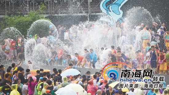 2017年海南七仙温泉嬉水节现场。海南日报记者武威摄