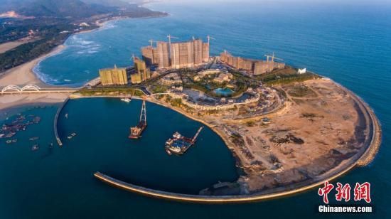 资料图：海南万宁未批先建的月岛围填海工程停止建设。中新社记者 骆云飞 摄