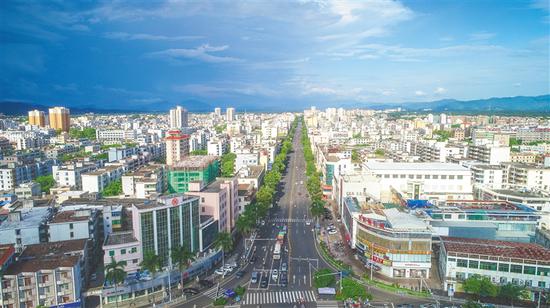 俯瞰万宁万城镇干净的街道。海南日报记者 袁琛 摄