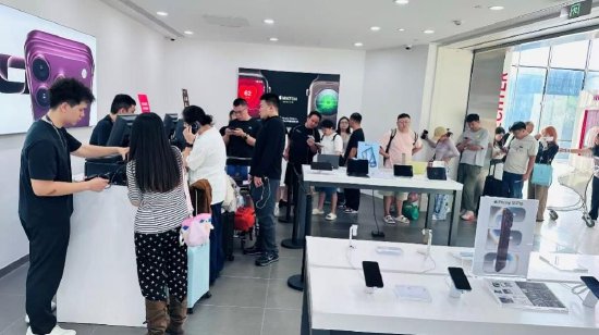 旅客在免税店购买IPhone18新品
