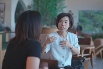 图：苏寒宵为客户介绍中国人寿保险产品