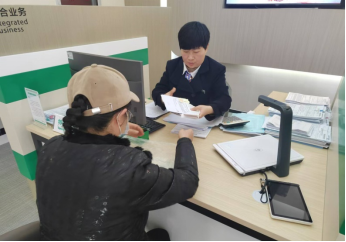 图：工作人员为客户办理生存金领取业务