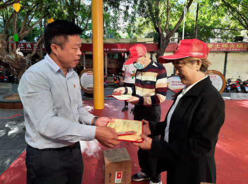 （金鸡岭路社区党委副书记吴胜忠同志为社区最美引航星任务颁奖）