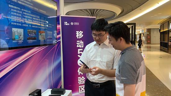 用户在海口美兰国际机场航空旅游城体验中国移动的5G网络