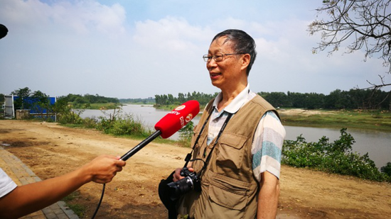 儋州广播电视台现场采访何以端。