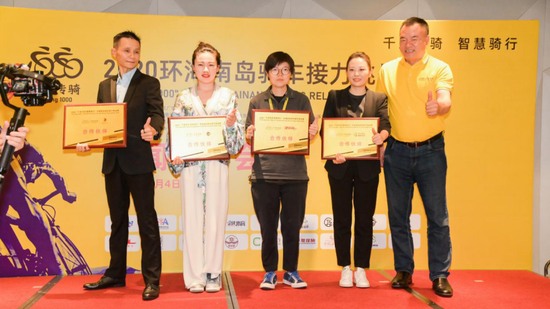 海南省旅游和文化广电体育厅副厅长徐翔鸿为赞助商颁发合作伙伴铭牌