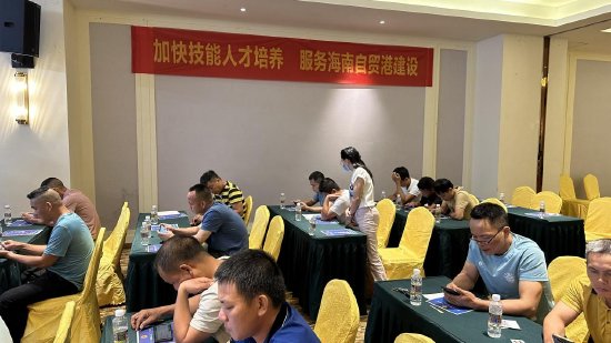 参赛选手进行理论初赛