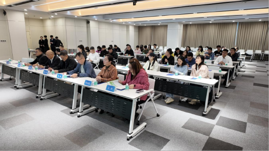 （中国人寿财险和乐城先行区相关负责人对人才们进行政策解读）