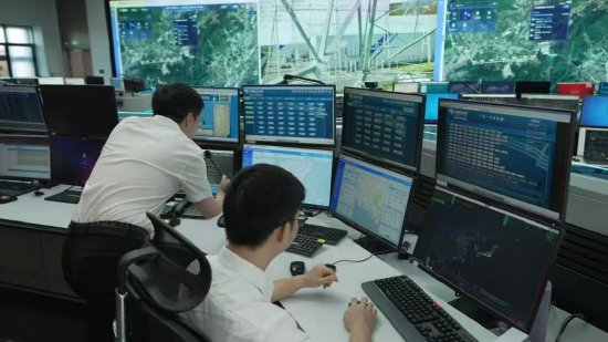 海南电网公司工作人员通过输电生产运行支持系统对500千伏线路进行远程监控。（宋印官 摄）