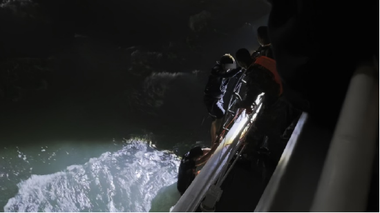 （海警救援人员成功救起2名落水人员）