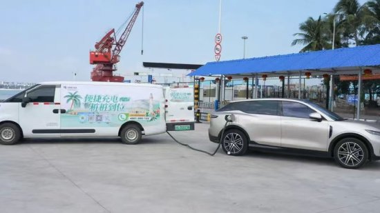 南方电网公司应急充电车在港口为过海车辆应急补电。（温婧伊 摄）