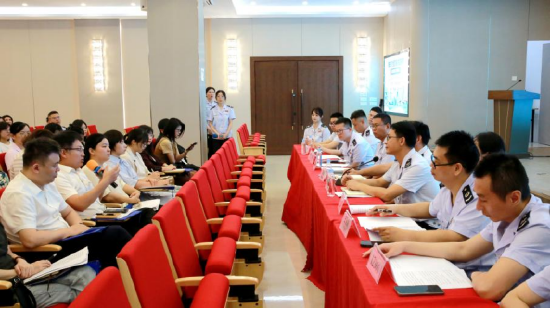 （图为税企研讨沙龙现场，税务部门业务骨干现场解答企业税费疑难问题。）