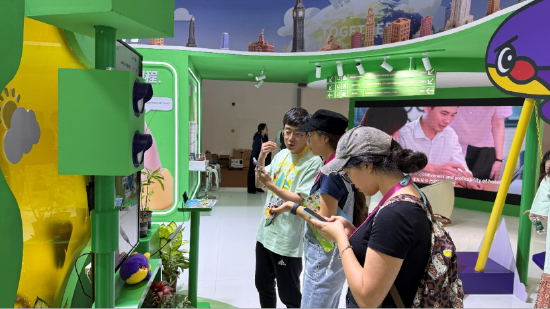 （图为第六届消博会同程旅行展区，工作人员接受媒体采访）