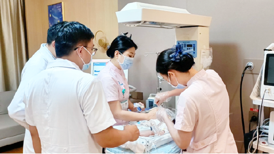 怎么使用转运呼吸机5月龄重症慢肺儿带着“呼吸机”跨越山海从温州转至海口就医_https://www.jmylbn.com_新闻资讯_第3张